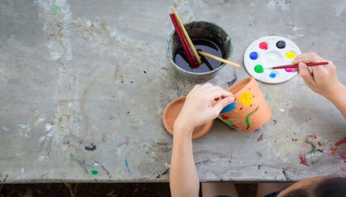 Kid making artwork